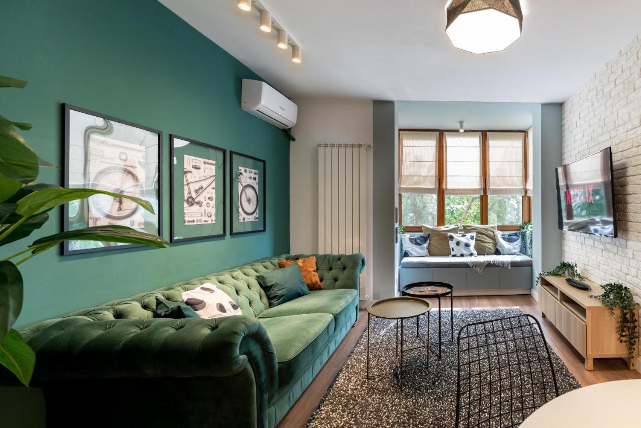 Downtown Retreat: Spacious 2-Br By Unirii Square Bucarest Esterno foto