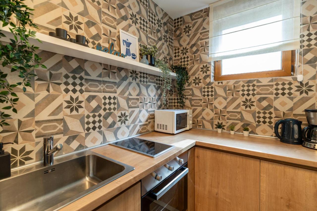 Downtown Retreat: Spacious 2-Br By Unirii Square Bucarest Esterno foto