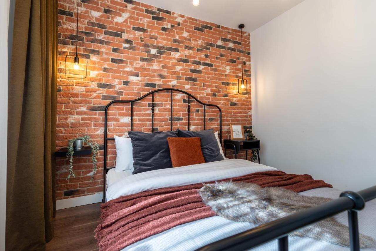 Downtown Retreat: Spacious 2-Br By Unirii Square Bucarest Esterno foto
