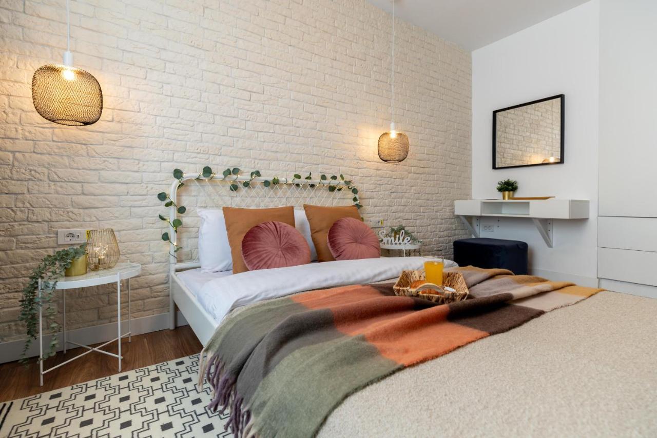 Downtown Retreat: Spacious 2-Br By Unirii Square Bucarest Esterno foto