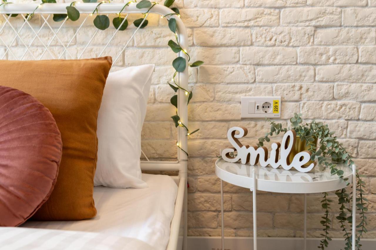 Downtown Retreat: Spacious 2-Br By Unirii Square Bucarest Esterno foto