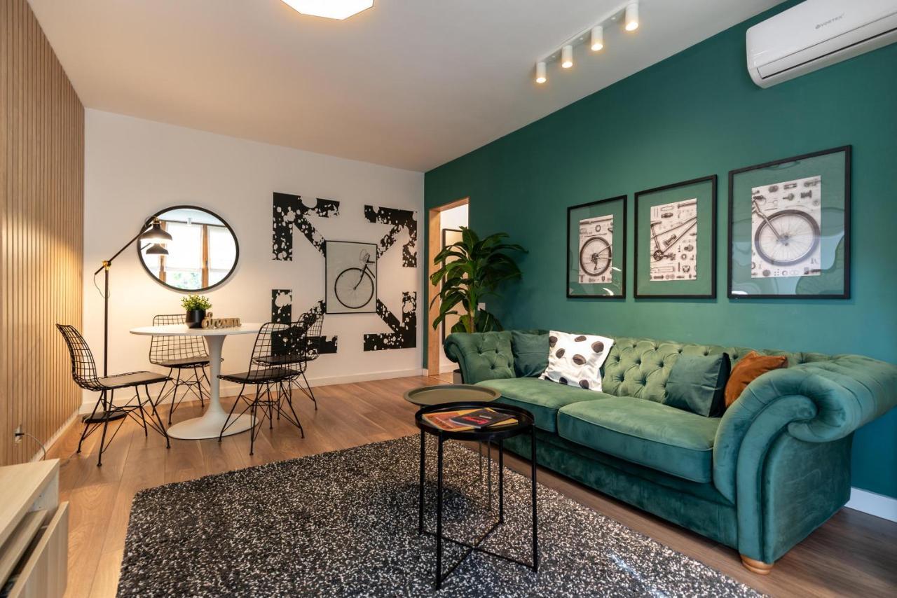 Downtown Retreat: Spacious 2-Br By Unirii Square Bucarest Esterno foto