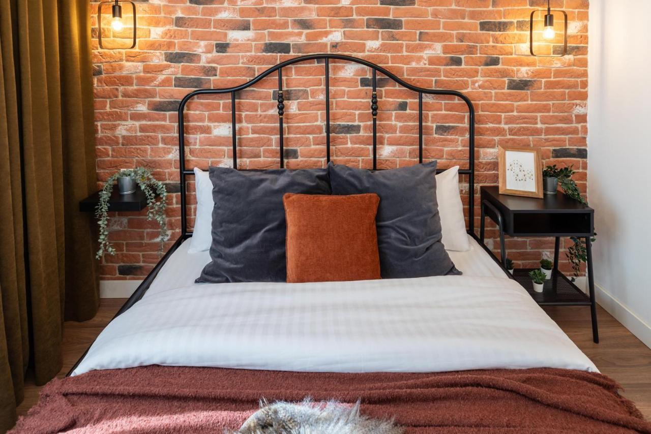 Downtown Retreat: Spacious 2-Br By Unirii Square Bucarest Esterno foto