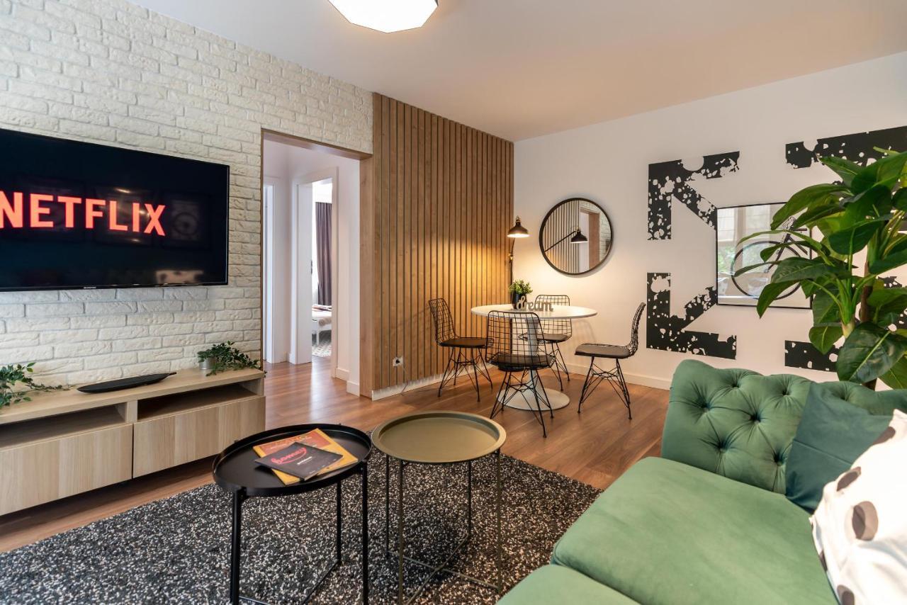 Downtown Retreat: Spacious 2-Br By Unirii Square Bucarest Esterno foto
