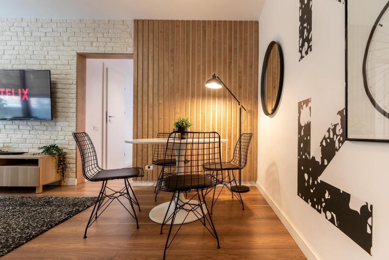 Downtown Retreat: Spacious 2-Br By Unirii Square Bucarest Esterno foto