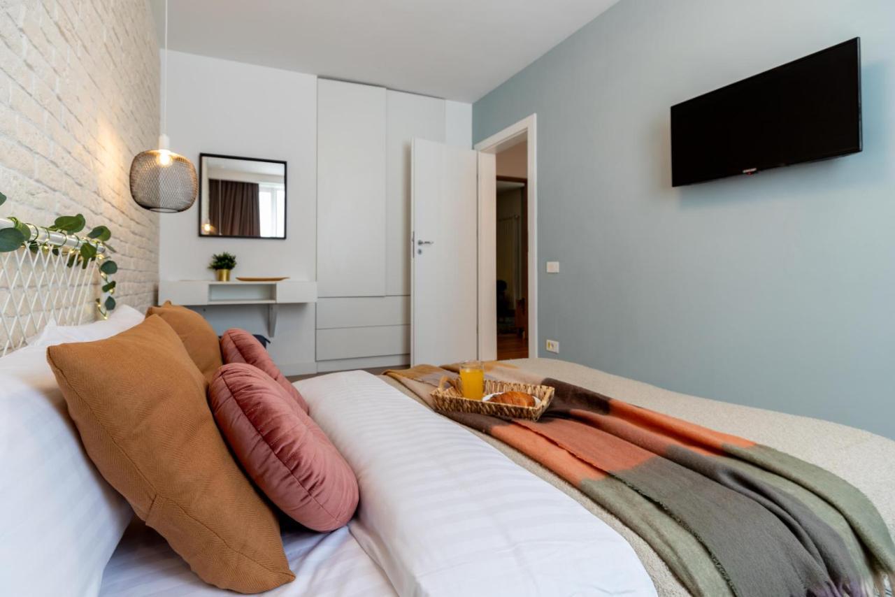 Downtown Retreat: Spacious 2-Br By Unirii Square Bucarest Esterno foto
