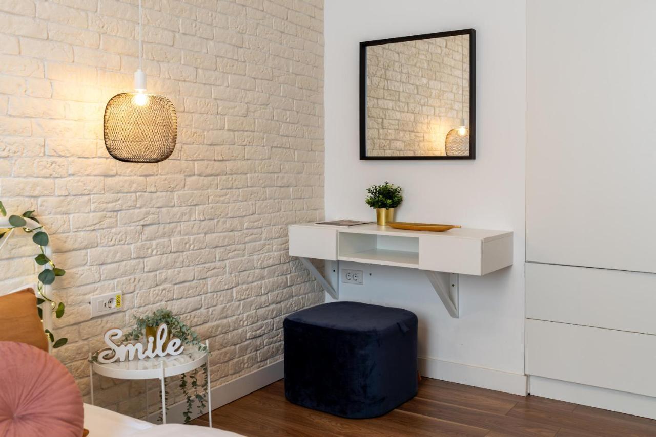 Downtown Retreat: Spacious 2-Br By Unirii Square Bucarest Esterno foto