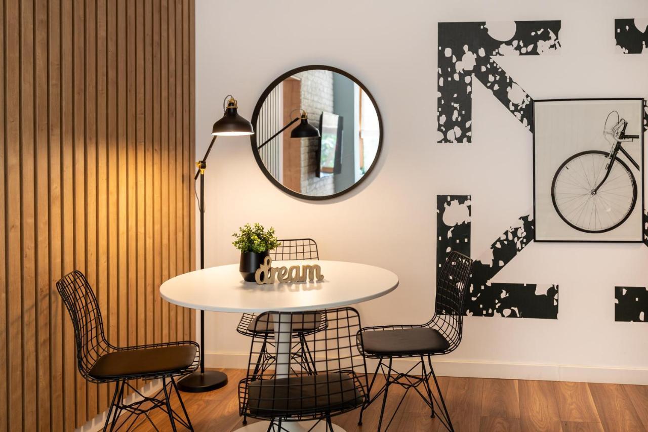 Downtown Retreat: Spacious 2-Br By Unirii Square Bucarest Esterno foto