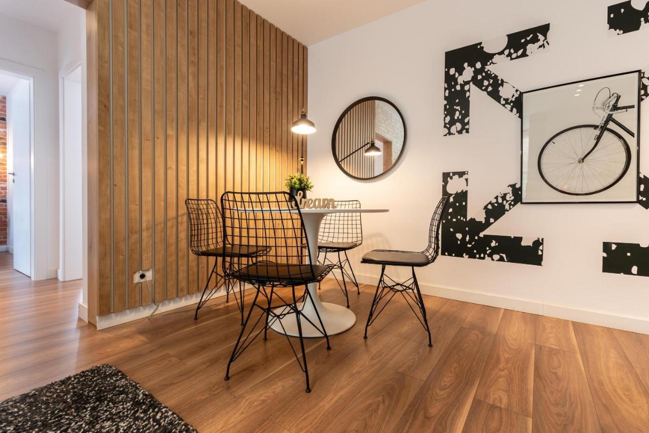 Downtown Retreat: Spacious 2-Br By Unirii Square Bucarest Esterno foto