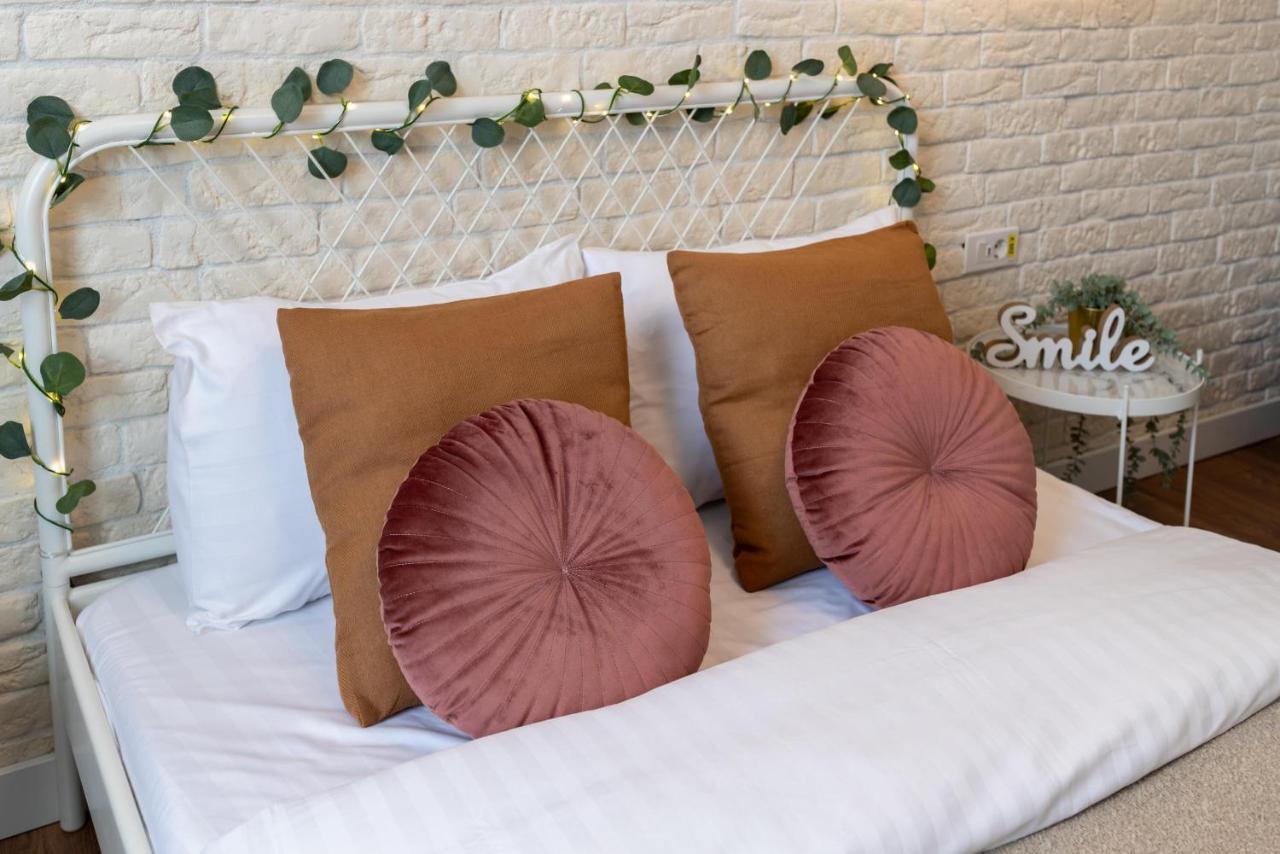 Downtown Retreat: Spacious 2-Br By Unirii Square Bucarest Esterno foto