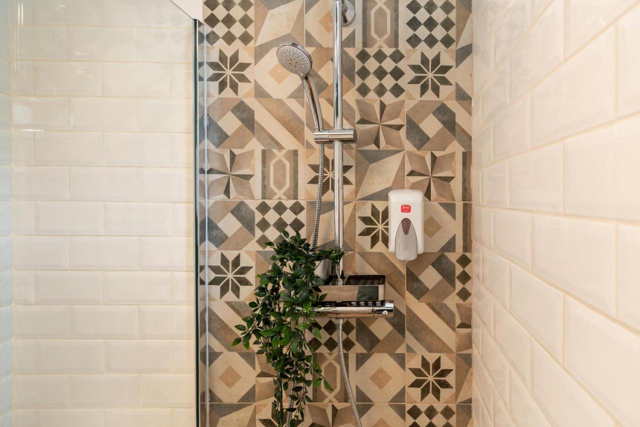 Downtown Retreat: Spacious 2-Br By Unirii Square Bucarest Esterno foto